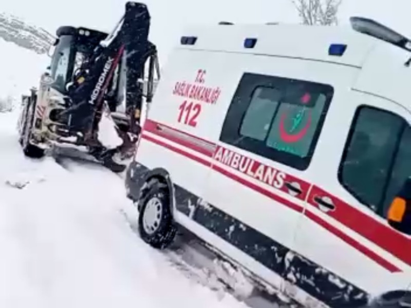 Hasta almaya giden sağlık ekipleri karda mahsur kaldı