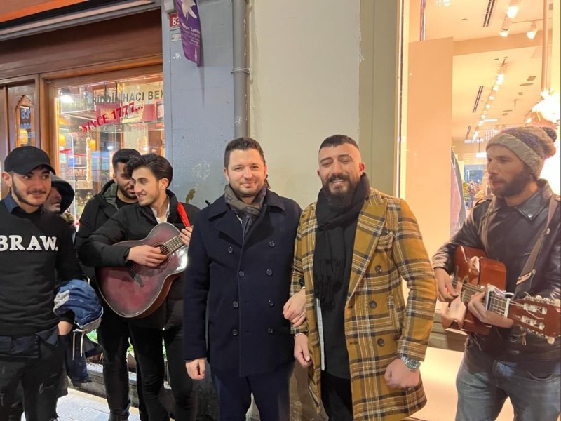 Milletvekili Toprak, İstiklal Caddesi'nde gençlerle Kürtçe şarkı söyledi