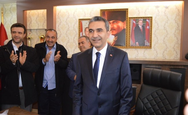 Besni Belediye Başkanı Mehmet Emre mazbatasını aldı