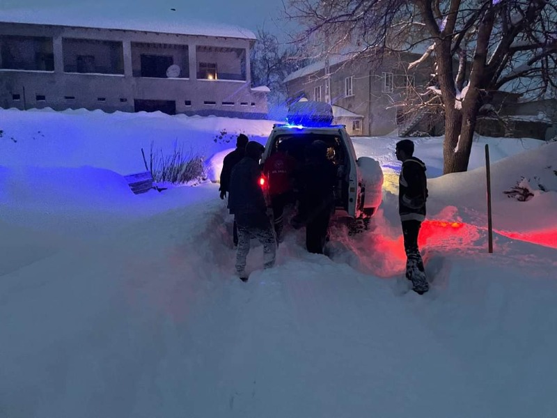 Sincik'te kar paletli ambulans hayat kurtardı