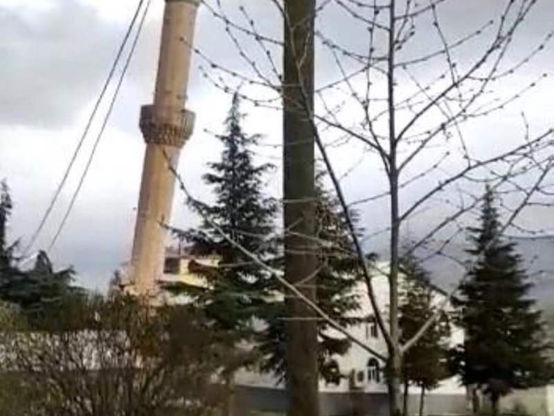 Depremde hasar gören cami minaresi yıkıldı